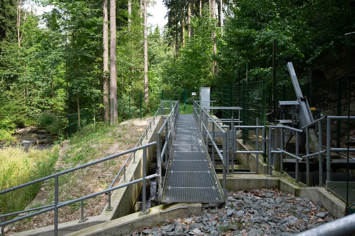 Beauftragt wurde die Errichtung einer Fischaufstiegsanlage / Fischtreppe in Königswalde