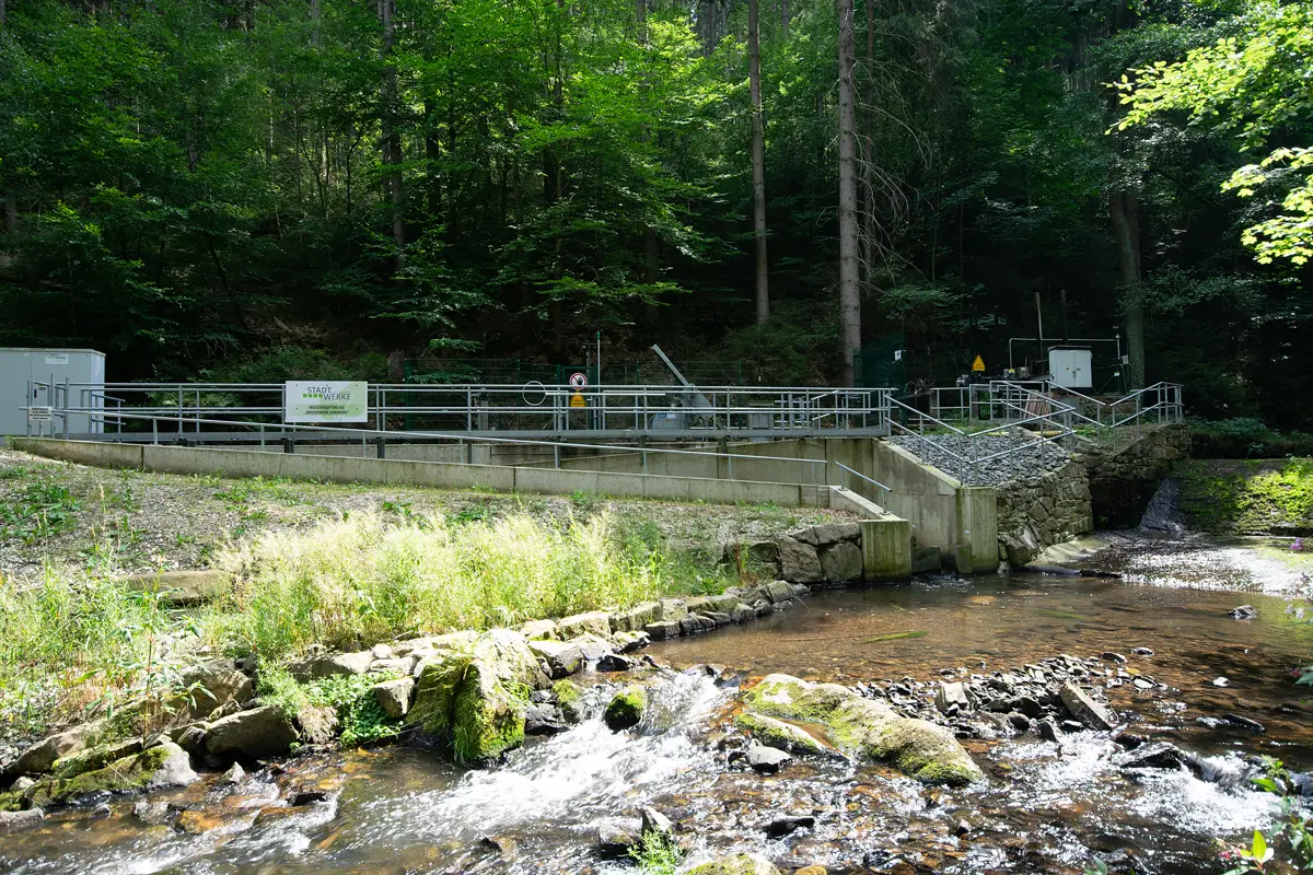 Beauftragt wurde die Errichtung einer Fischaufstiegsanlage / Fischtreppe in Königswalde